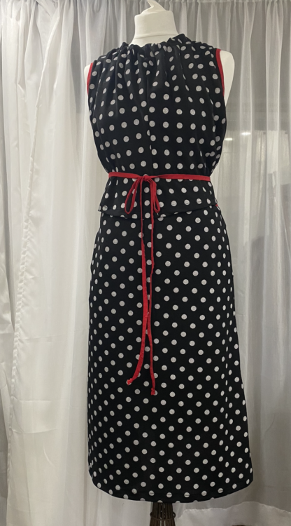 Polka dot in polyester jersey - with a striking red trim - Image 6