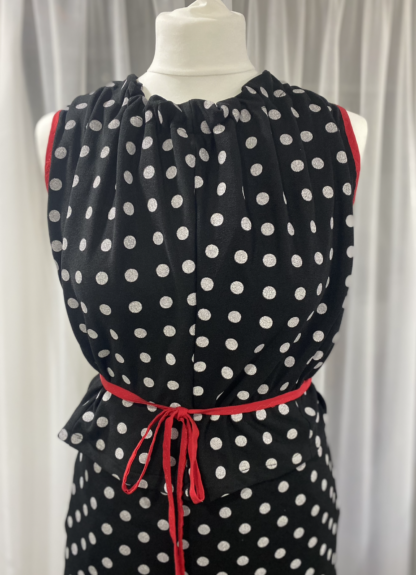 Polka dot in polyester jersey - with a striking red trim